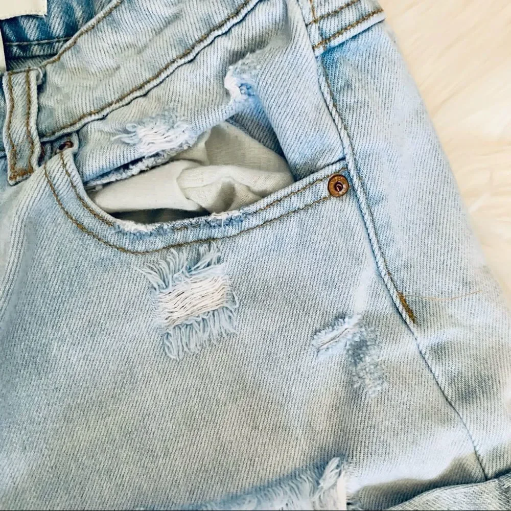 Forever 21 Light Wash Blue Denim Distressed Shorts Size 24 - Picture 2 of 11